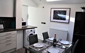 Victoria 4 Bedroom Serviced House Short Lets - Near Northampton Gen Hosp & Town Centre