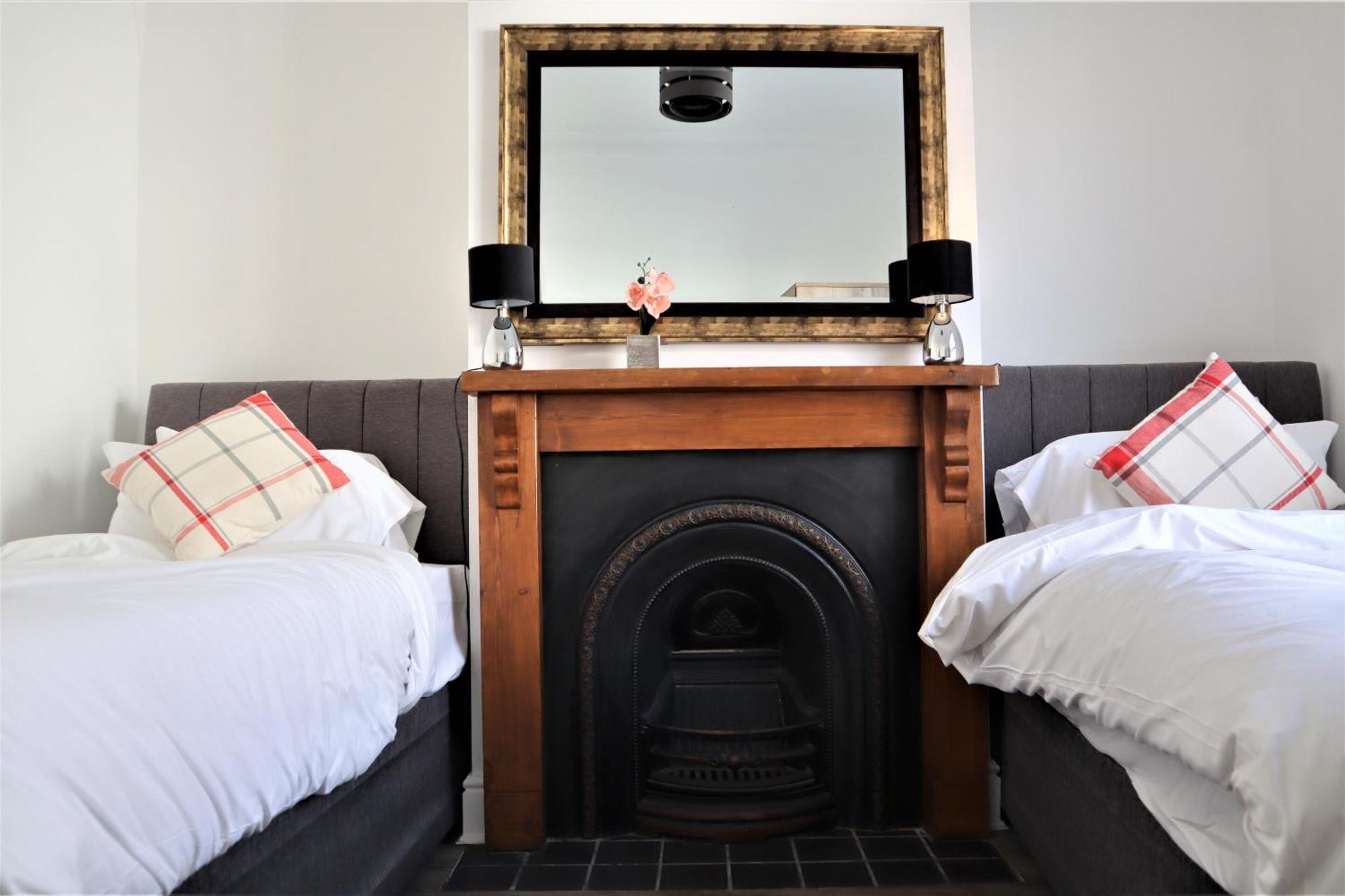 Victoria 4 Bedroom Serviced House Short Lets - Near Northampton Gen Hosp & Town Centre Exterior photo