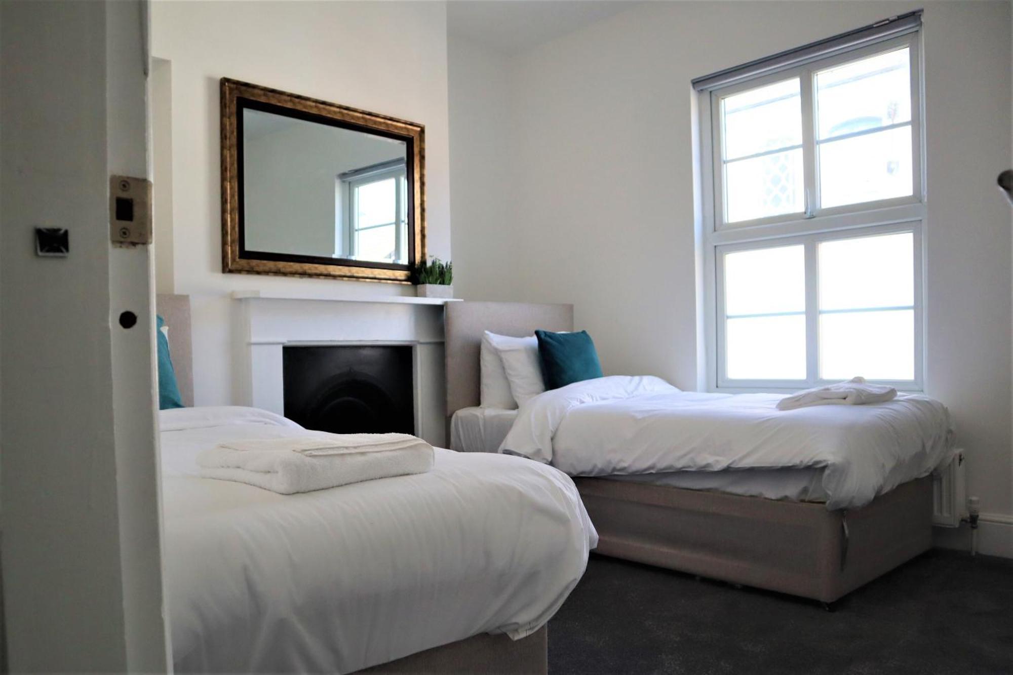 Victoria 4 Bedroom Serviced House Short Lets - Near Northampton Gen Hosp & Town Centre Exterior photo