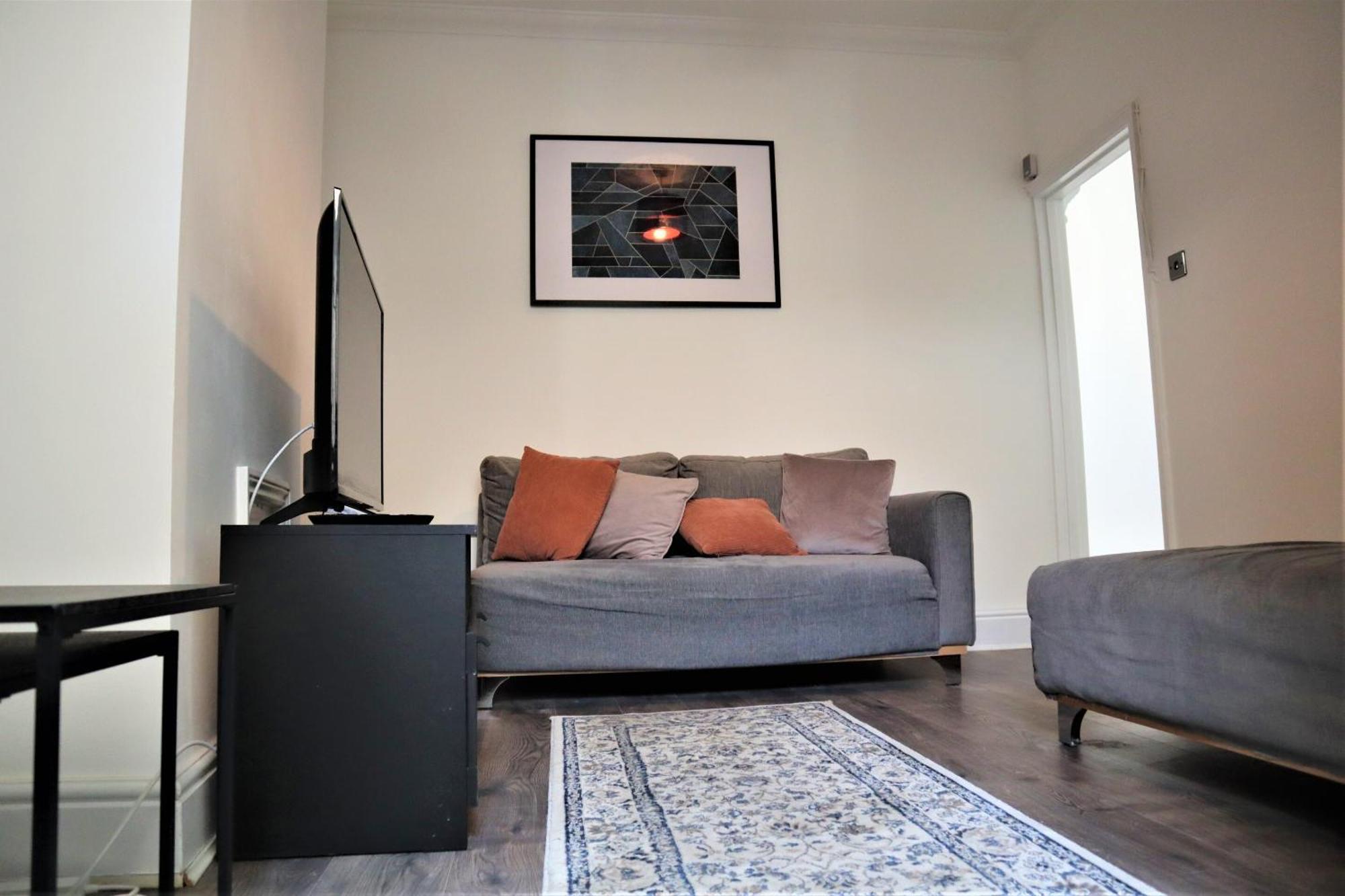Victoria 4 Bedroom Serviced House Short Lets - Near Northampton Gen Hosp & Town Centre Exterior photo