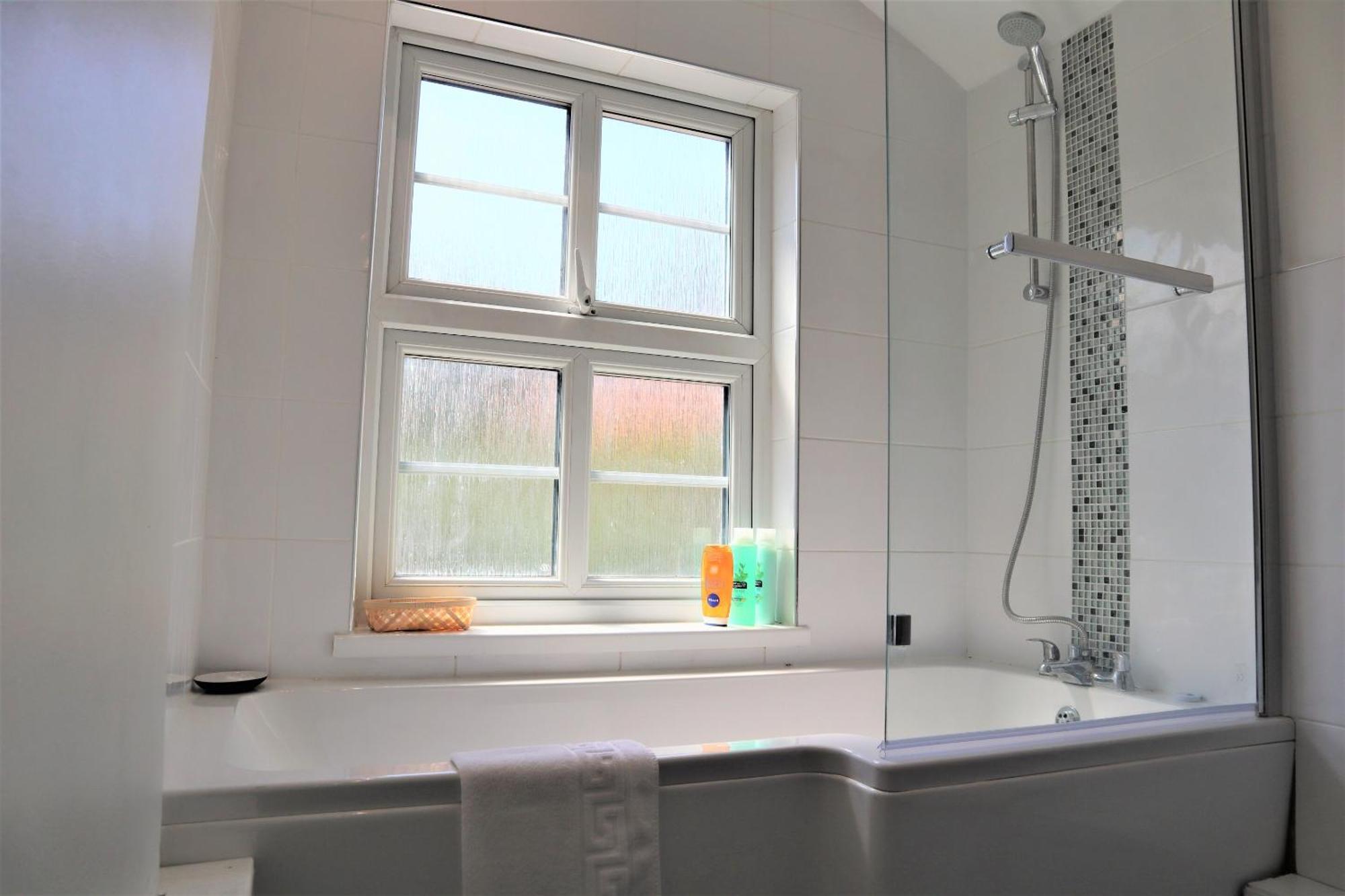 Victoria 4 Bedroom Serviced House Short Lets - Near Northampton Gen Hosp & Town Centre Exterior photo