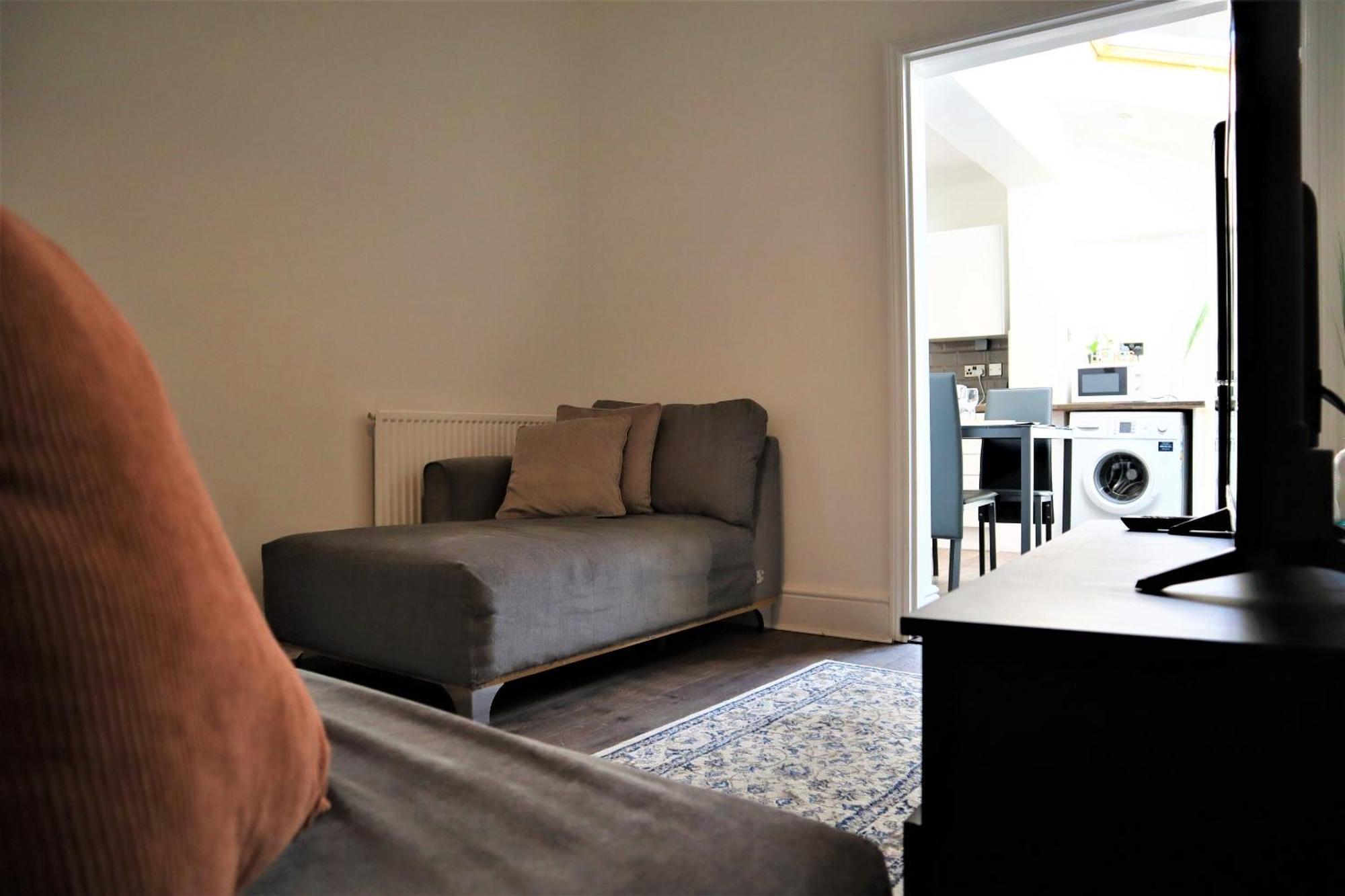 Victoria 4 Bedroom Serviced House Short Lets - Near Northampton Gen Hosp & Town Centre Exterior photo