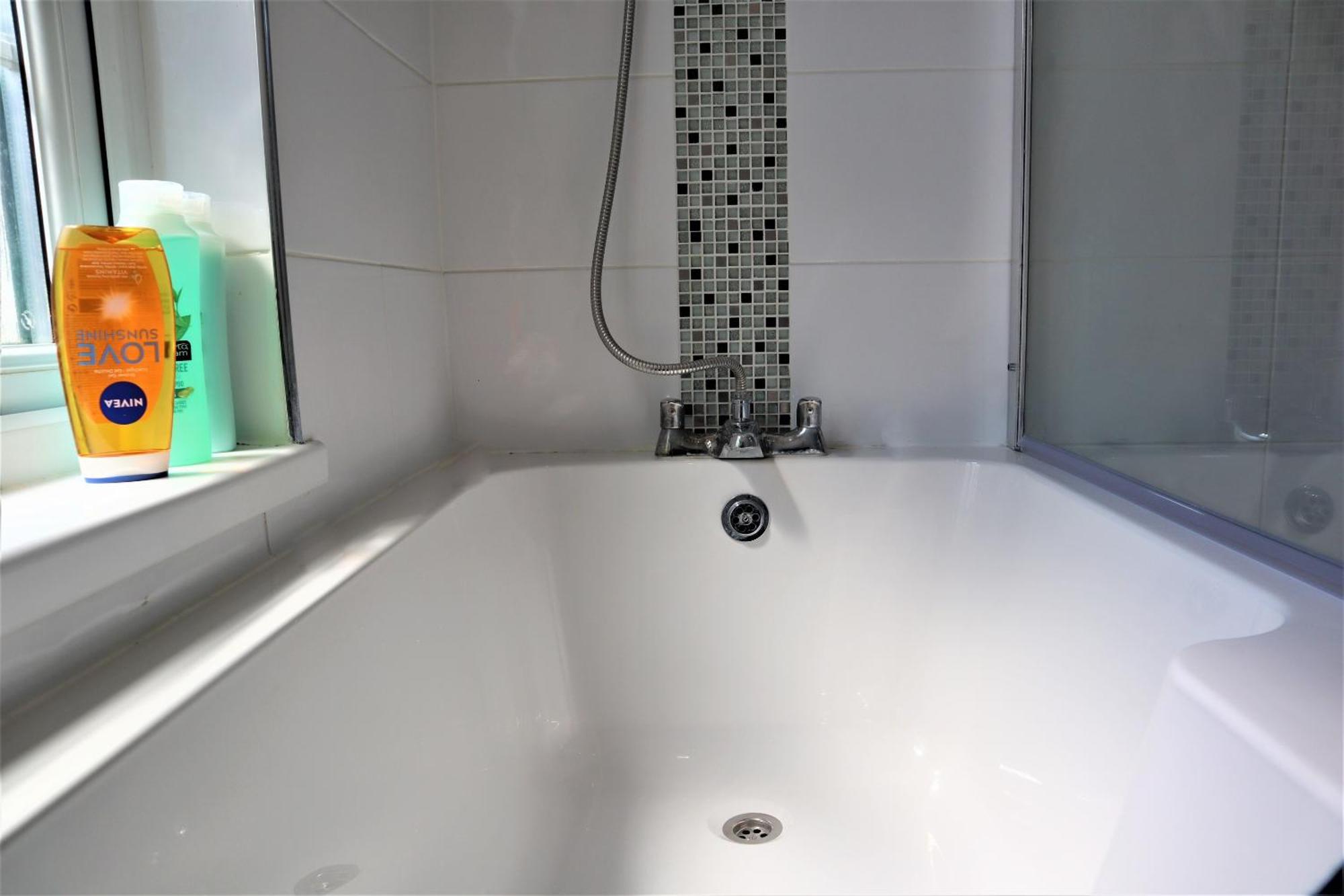 Victoria 4 Bedroom Serviced House Short Lets - Near Northampton Gen Hosp & Town Centre Exterior photo
