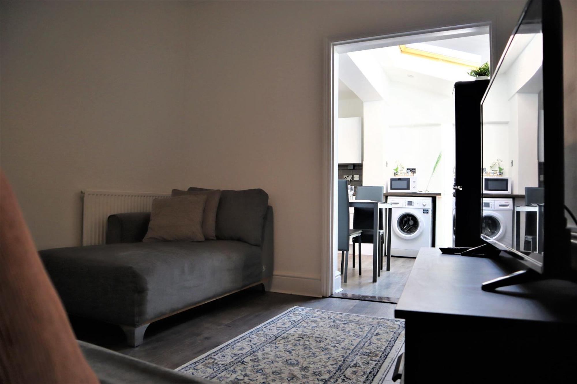 Victoria 4 Bedroom Serviced House Short Lets - Near Northampton Gen Hosp & Town Centre Exterior photo