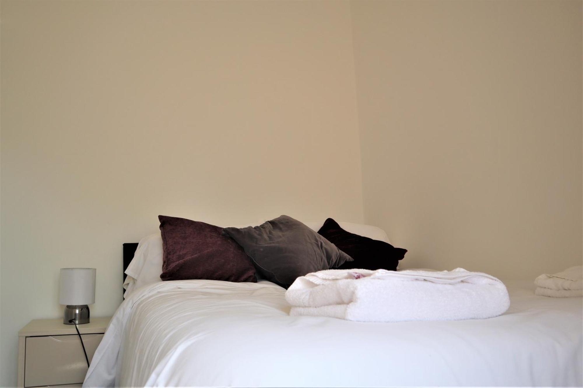 Victoria 4 Bedroom Serviced House Short Lets - Near Northampton Gen Hosp & Town Centre Exterior photo