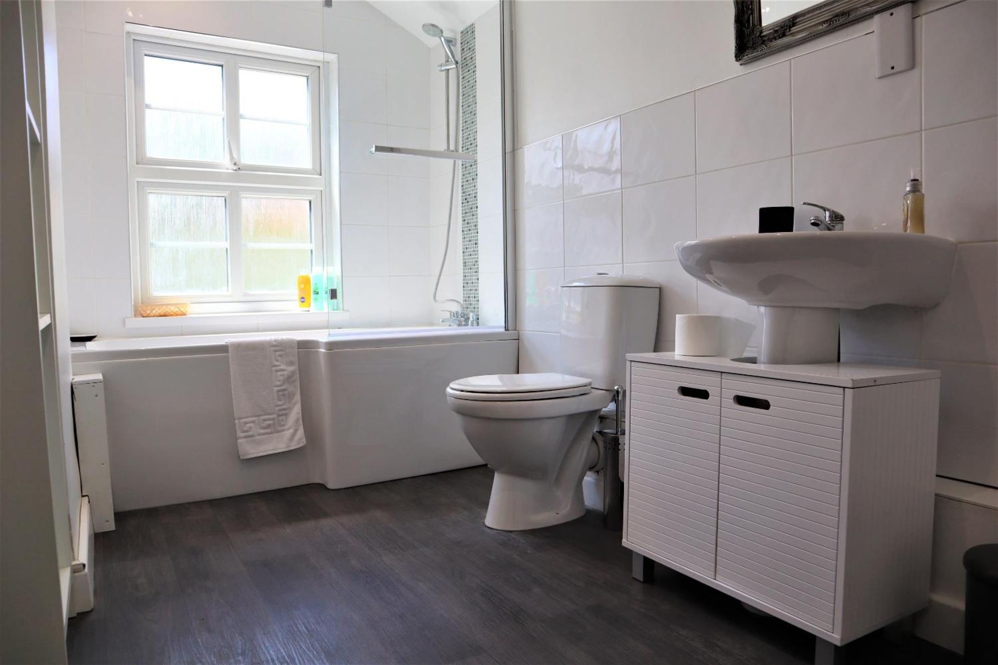 Victoria 4 Bedroom Serviced House Short Lets - Near Northampton Gen Hosp & Town Centre Exterior photo