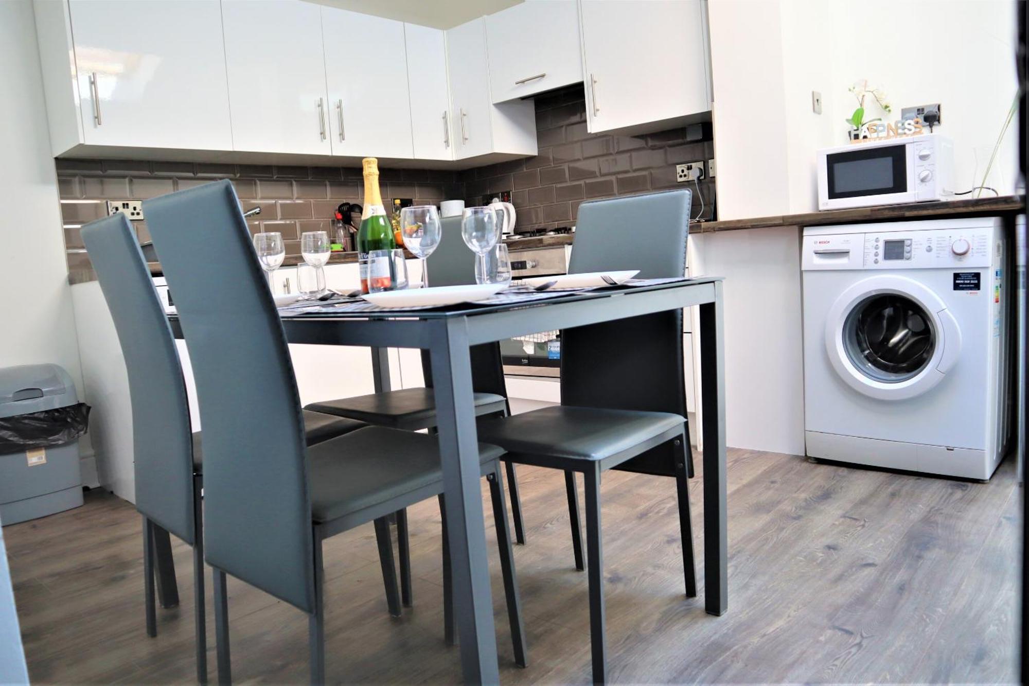 Victoria 4 Bedroom Serviced House Short Lets - Near Northampton Gen Hosp & Town Centre Exterior photo
